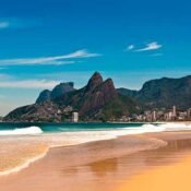 Praia e calçadão de Copacabana no Rio de Janeiro