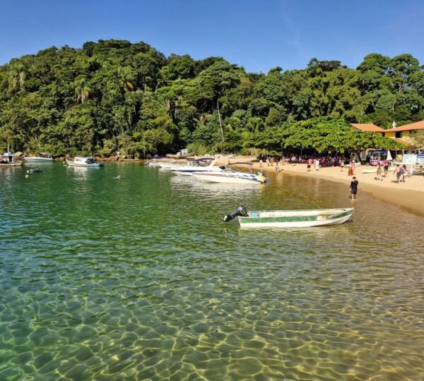 Barcos ancorados em praia de Angra dos Reis