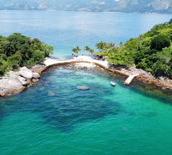 Lagoa de aguas turquesa em Angra dos Reis