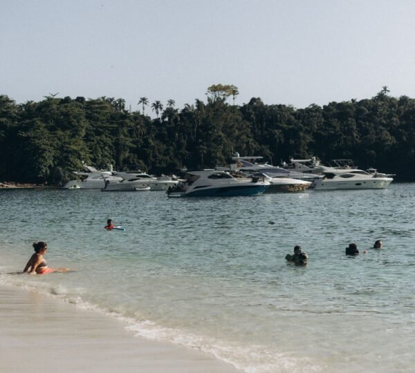 Praia com barcos em Angra dos Reis
