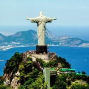Cristo Redentor no Corcovado com a Baía de Guanabara ao fundo, Rio de Janeiro