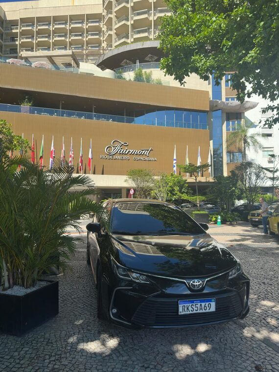 Sedan de transfer executivo em frente a hotel de luxo no Rio de Janeiro