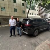 Motoristas da Rio Passeios e Trilhas ao lado do veiculo de transfer no Rio de Janeiro