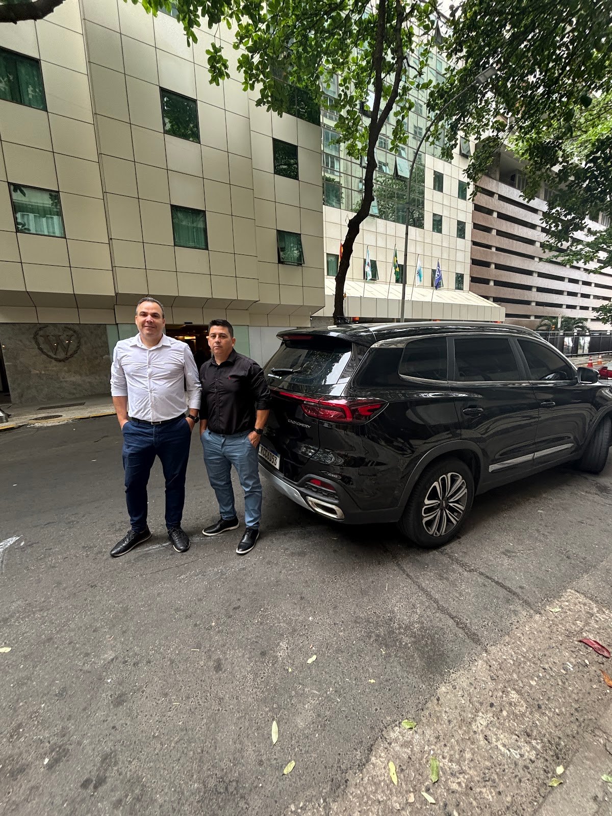 Motorista no receptivo do aeroporto com placa - transfer Rio