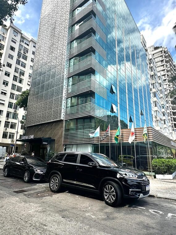 SUV de transfer executivo em predio corporativo no Rio de Janeiro